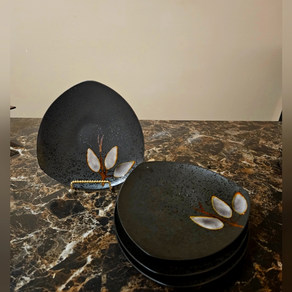 Lot of 4 Kafuh triangular 8" salad plates